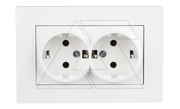 Двойная розетка с заземлением