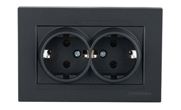 Двойная розетка с заземлением